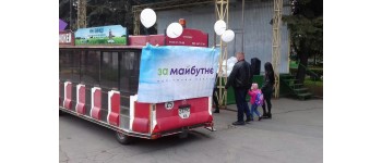 У Вінниці партія «За майбутнє» влаштувала для дітей свято з брендованими подарунками і безкоштовним катанням на паровозику