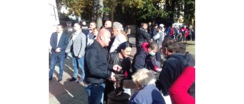 У Вінниці «Опозиційна платформа – За життя» безкоштовно пригощала кашею та чаєм