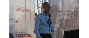 У Вінниці на мітингу ВО «Батьківщина» кидались яйцями і «скаржились» Яценюку на Порошенка